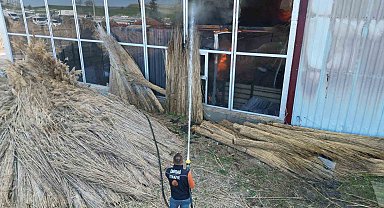 Fabrika yangınında duman ve alevler metrelerce yükseğe çıktı