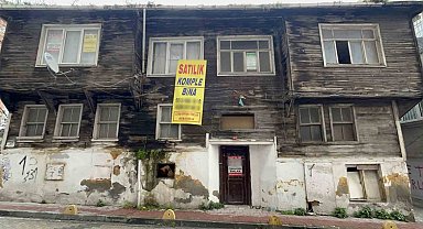 Fatih'te izinsiz kazı yapılan ev görüntülendi