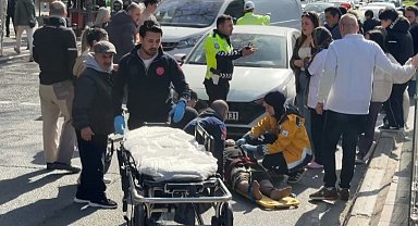 Fatih'te yolun karşısına geçmeye çalışan yaşlı kadına otomobil çarptı