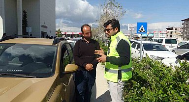 Felçli annesini hatalı parklardan dolayı tekerlekli sandalyeyle taşımakta güçlük çeken vatandaş: "Çektiğimiz eziyeti bir görseler, inanıyorum ki oturup ağlarlar"