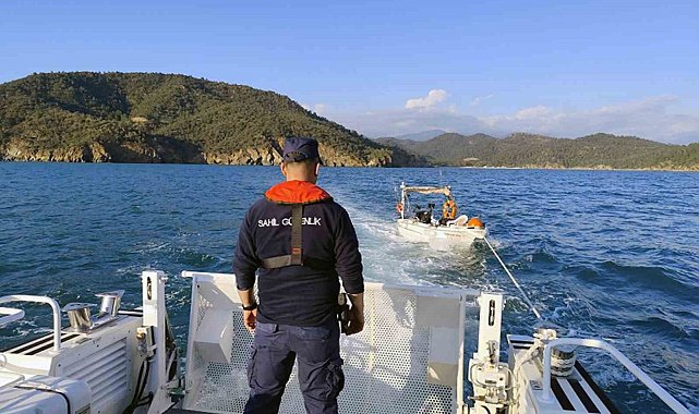 Fethiye açıklarında sürüklenen tekneyi Sahil Güvenlik kurtardı