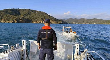 Fethiye açıklarında sürüklenen tekneyi Sahil Güvenlik kurtardı