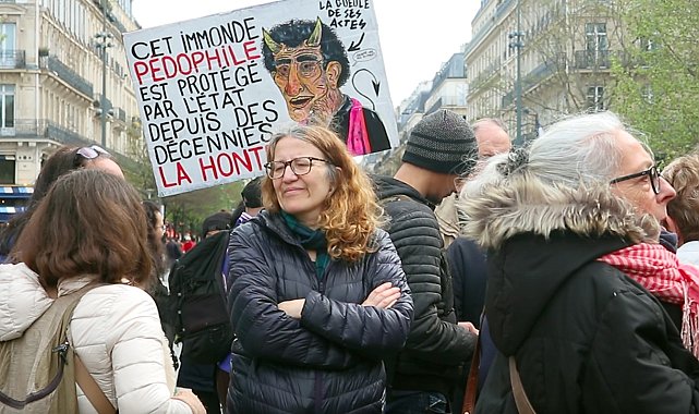 Fransa'da çocuk istismarlarına karşı "Çocuğuma Dokunma" protestosu
