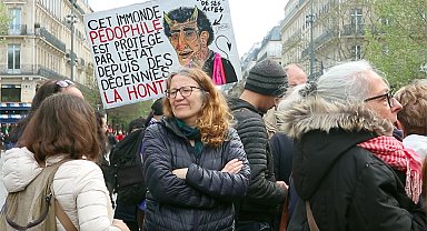 Fransa'da çocuk istismarlarına karşı "Çocuğuma Dokunma" protestosu