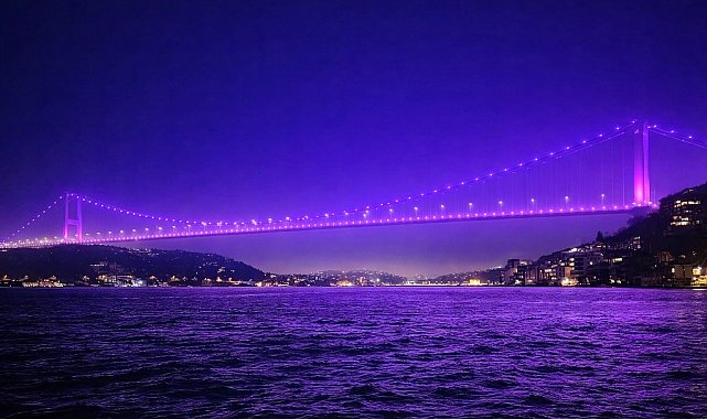 Galata Kulesi'ne "Kanserde Erken Teşhis Hayat Kurtarır" mesajı yansıtıldı