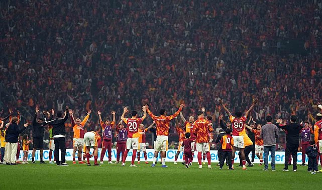 Galatasaray, derbi galibiyetini taraftarıyla kutladı