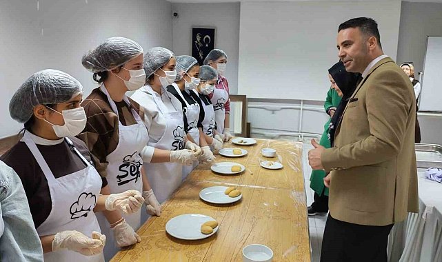 Gaziantep'te öğrenciler içli köfte yaptı