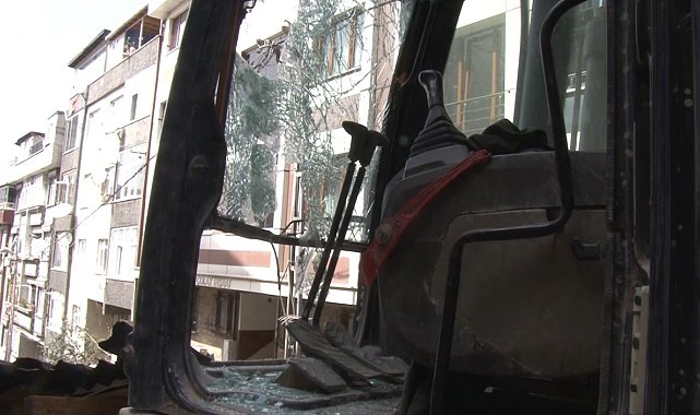 Gaziosmanpaşa'da binadan kopan tahta parçası aracın camını parçaladı: Kepçe operatörü yaralandı