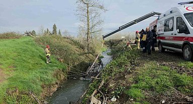 Gece dereye yuvarlanan otomobil sabah fark edildi