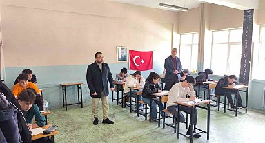 Gençler bilgileriyle umre için yarıştı