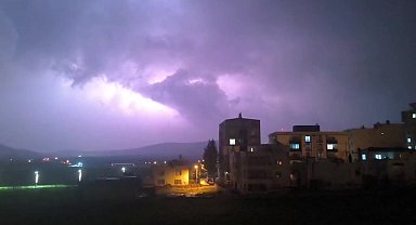 Gercüş'te şimşekler geceyi aydınlattı