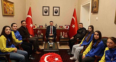 Gökçeada'nın şampiyon kızları kaymakamlık makamında ağırlandı