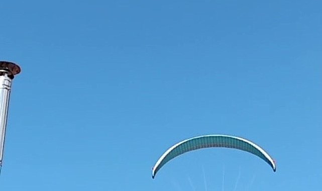 Gökyüzünde gülümseten anlar, paraşütçüyü çaya davet etti