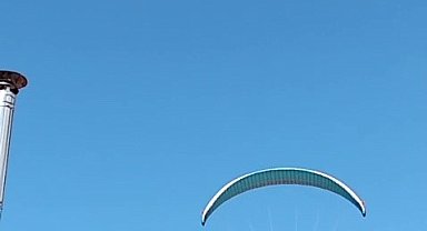 Gökyüzünde gülümseten anlar, paraşütçüyü çaya davet etti