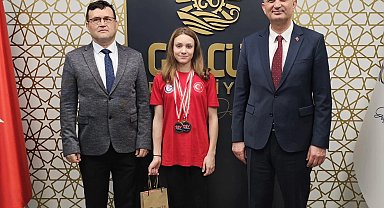 Gölcüklü şampiyon milli yüzücüden Başkan Sezer'e ziyaret