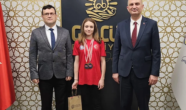 Gölcüklü şampiyon milli yüzücüden Başkan Sezer'e ziyaret