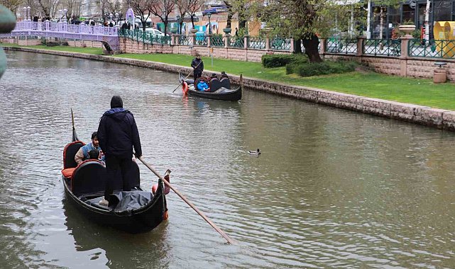 Gondolların yol arkadaşı ördekler oldu