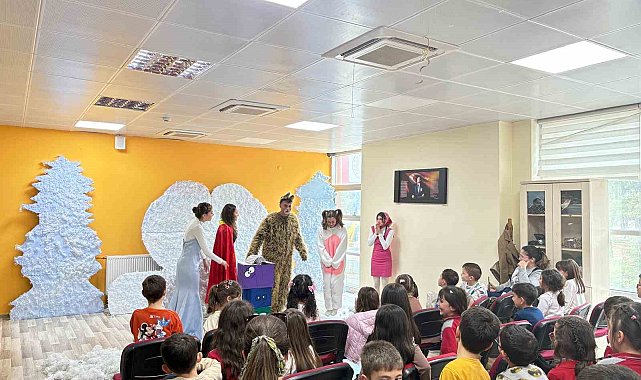 Gönüllü gençlerden çocuklara tiyatro şöleni