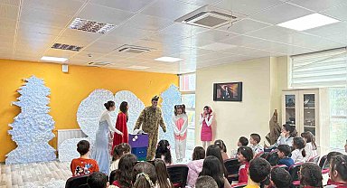 Gönüllü gençlerden çocuklara tiyatro şöleni