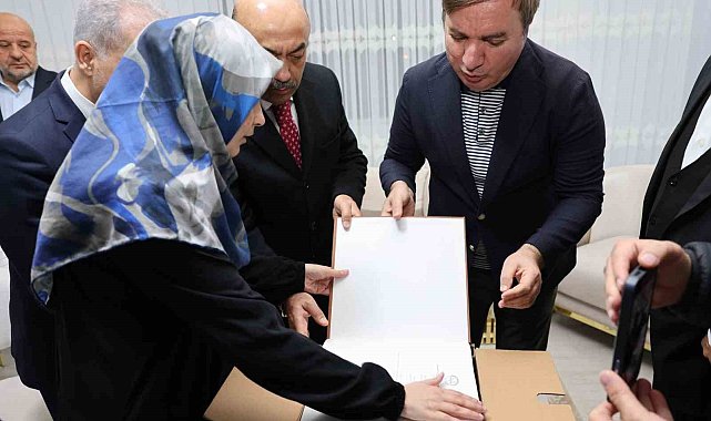 Görme engelli hafıza Vali Aydoğdu'dan Braille alfabesiyle yazılmış Kur'an hediye