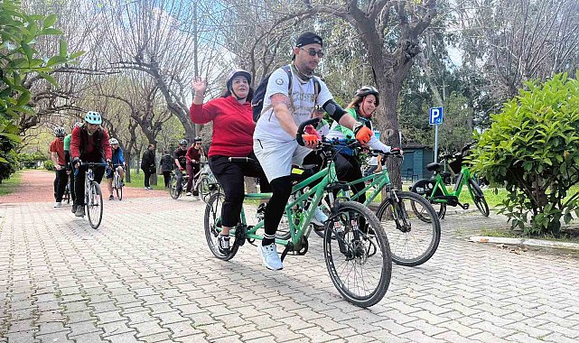Görme engelliler, tandem bisikletle sınırlarını aşıyor