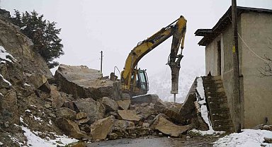 Gümüşhane'de dağdan kopan dev kayalar ahıra düştü, 3 ev boşaltıldı