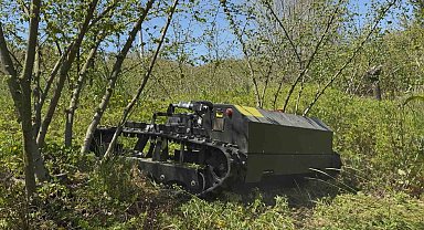 Günler süren işi 3 saatte bitiriyor, çiftçi ise hayretle izliyor