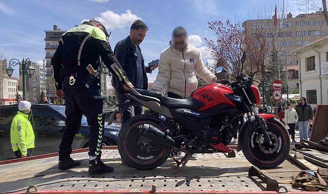 Gürültülü egzoz kullanan motosikletliye 16 bin 329 TL ceza