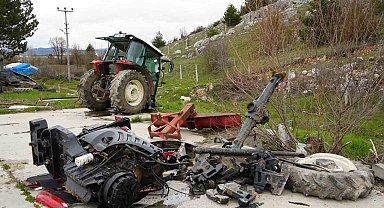 Hafif ticari araç ile çarpışan traktör ikiye bölündü: 5 yaralı