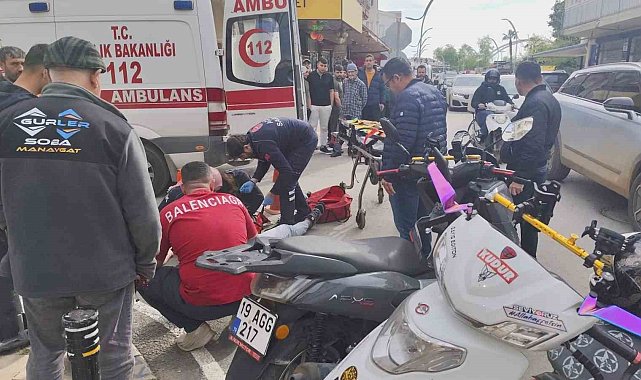 Hafif ticari araç ile motosiklet çarpıştı o anlar güvenlik kamerasına yansıdı: 1 yaralı