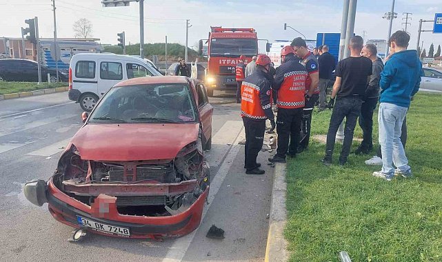 Hafif ticari araç ile otomobil çarpıştı: 4 yaralı