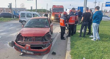 Hafif ticari araç ile otomobil çarpıştı: 4 yaralı