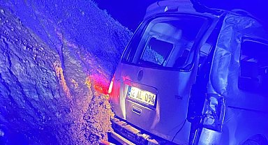 Hafif ticari araç şarampole yuvarlandı: 2 yaralı