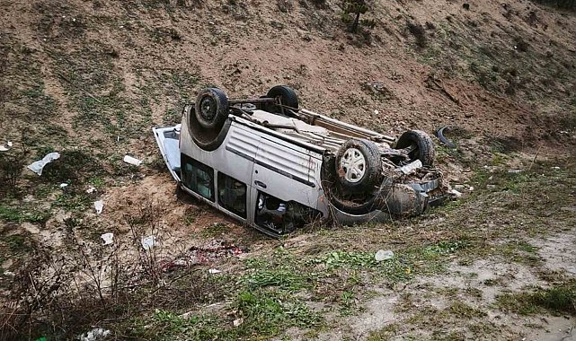 Hafif ticari araç takla attı: 4 yaralı