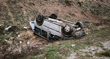 Hafif ticari araç takla attı: 4 yaralı