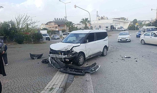 Hafif ticari araçla çarpışan otomobilin sürücüsü yaralandı