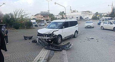 Hafif ticari araçla çarpışan otomobilin sürücüsü yaralandı