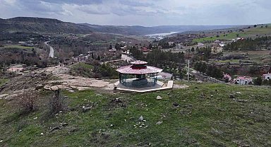 Hakim tepedeki türbesinde ziyaretçilerini ağırlıyor