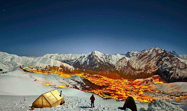 Hakkari manzarası geceye damga vurdu