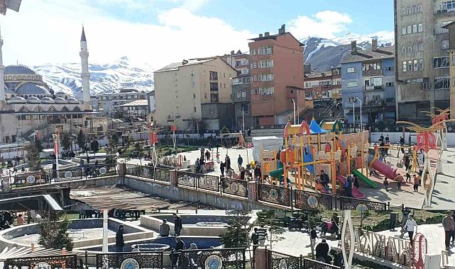 Hakkari'de güneşli havayı fırsat bilenler parka akın etti