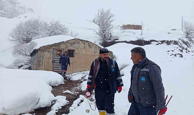 Hakkari'de kar altında su deposu kontrolü