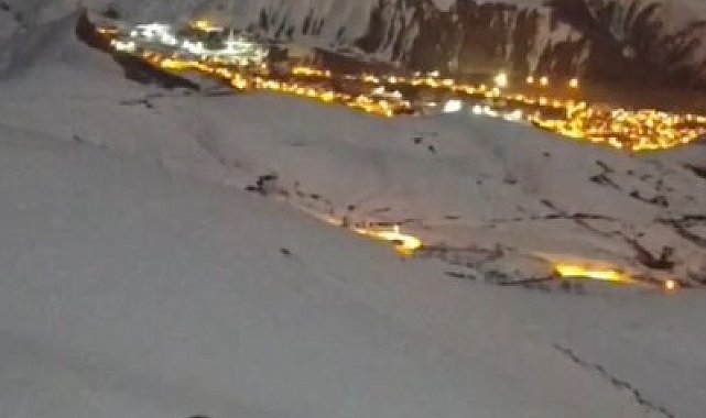 Hakkari'de masalsı şehir görüntüsü eşliğinde tilkilerin oyunu