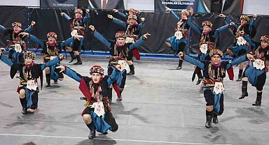 Halk oyunları şöleni Buldan'da izleyenleri mest etti