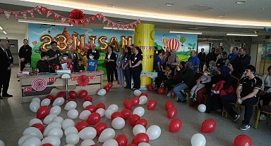 Hastanede 23 Nisan sevinci: Minik kahramanların yüzü güldü