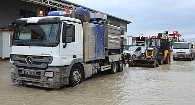 Hatay Büyükşehir Belediyesi ekipleri, 110 noktaya müdahale ederek 32 vatandaşı kurtardı