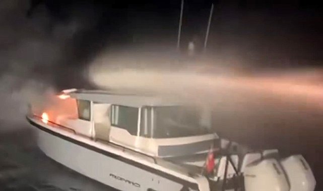 Haydarpaşa açıklarında yanan tekne alevlere teslim oldu