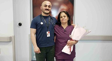 Hekim oğuldan ebe anneye Ebeler Haftası sürprizi