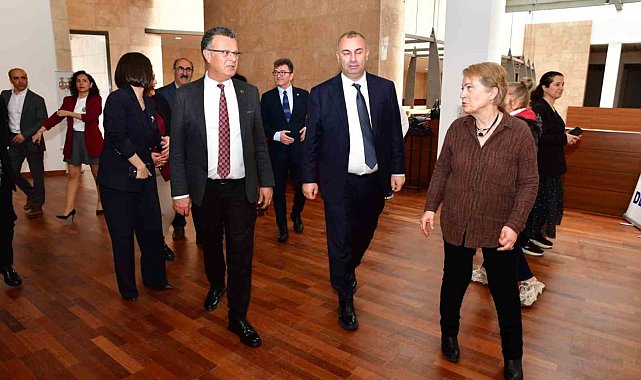 Hem ablasını hem umut sergisini yalnız bırakmadı