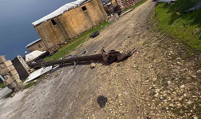Hilvan'da dehşet anları kamerada: Fırtına çatıları uçurdu, direkleri devirdi