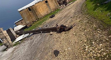 Hilvan'da dehşet anları kamerada: Fırtına çatıları uçurdu, direkleri devirdi